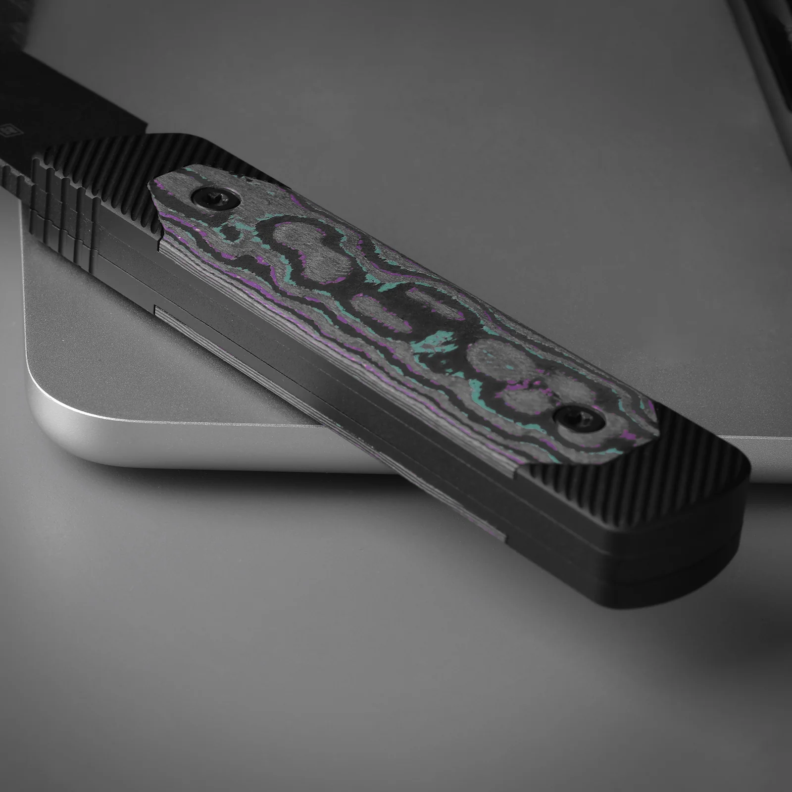 Hallow | Aluminium + Carbon Fiber | CPM 10V | KizerB™ 1123A2 - Image 15