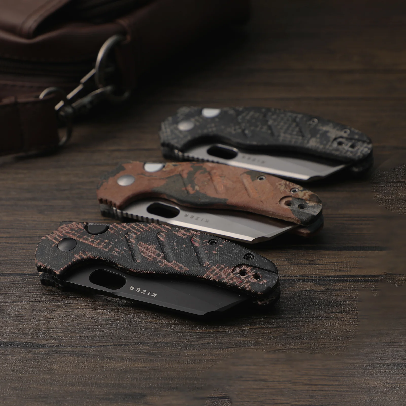 Sheepdog® C01C 2.9 CD | Current Micarta (Blue Burl Canvas) | Kizer Clutch Lock™ | Nitro-V | KizerV™ 3488.29CDA3 - Image 10