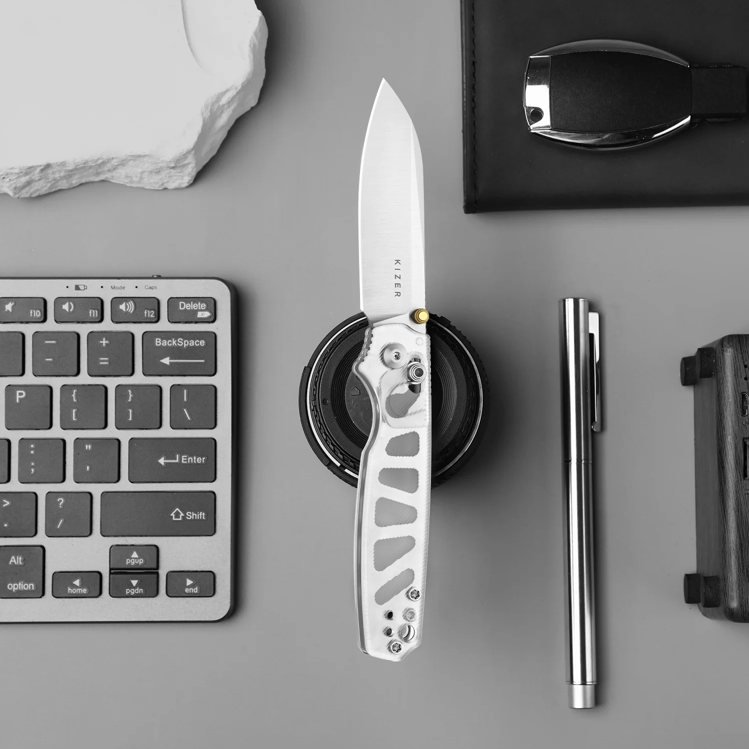 Pokiman CS | Kizer Clutch Lock™ |Sheepsfoot | Four-Finger Full Grip | Clear Acrylic | KizerV™ 3789A5 - Image 14